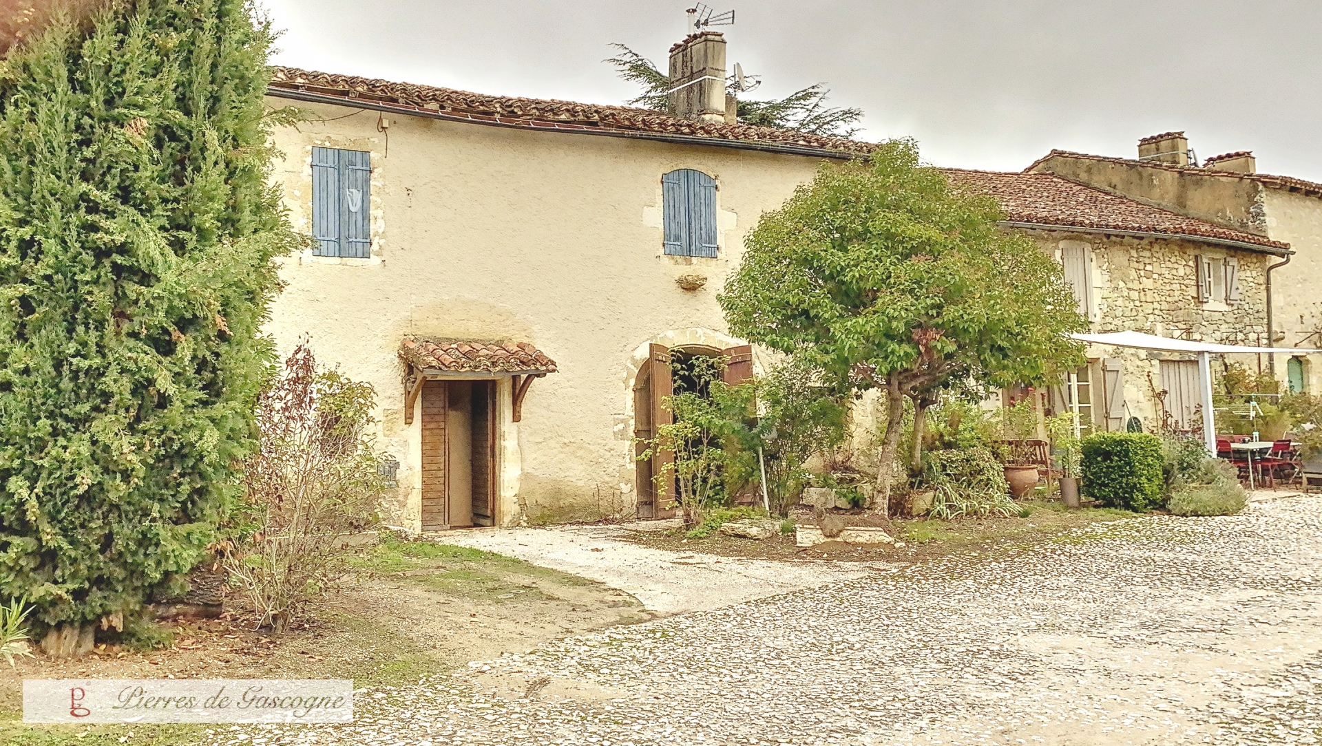 Située sur la placette d’un petit village castral fortifié, ancien fief des Armagnacs…