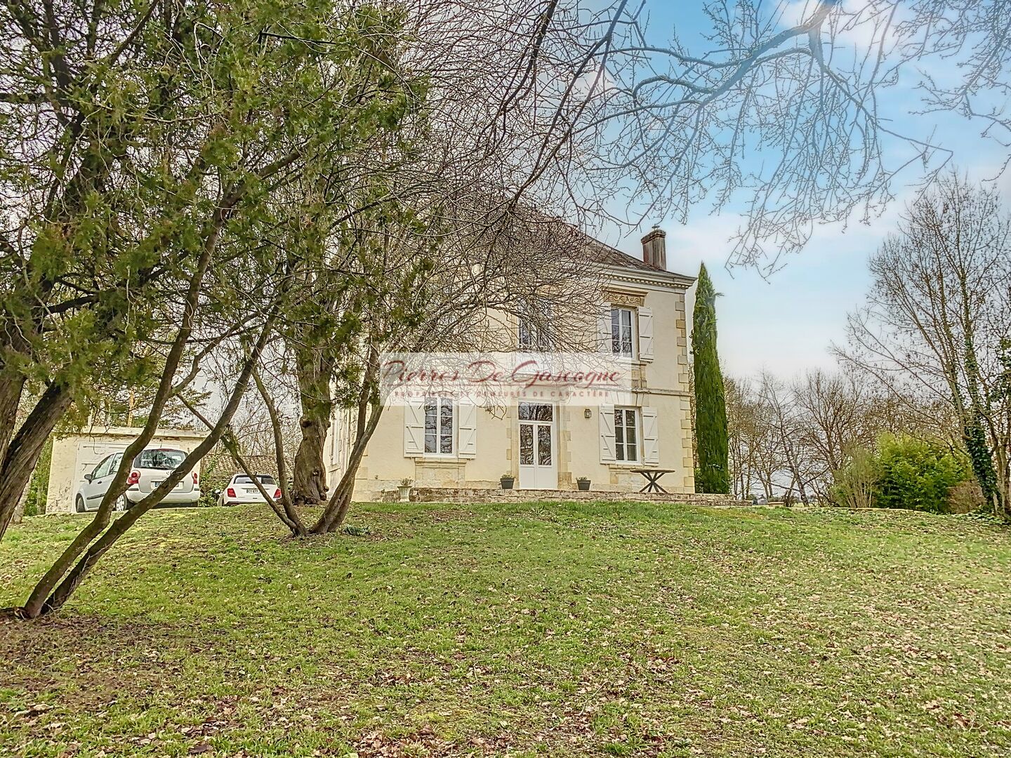 MAISON DE MAITRE SURPLOMBANT LA CAMPAGNE