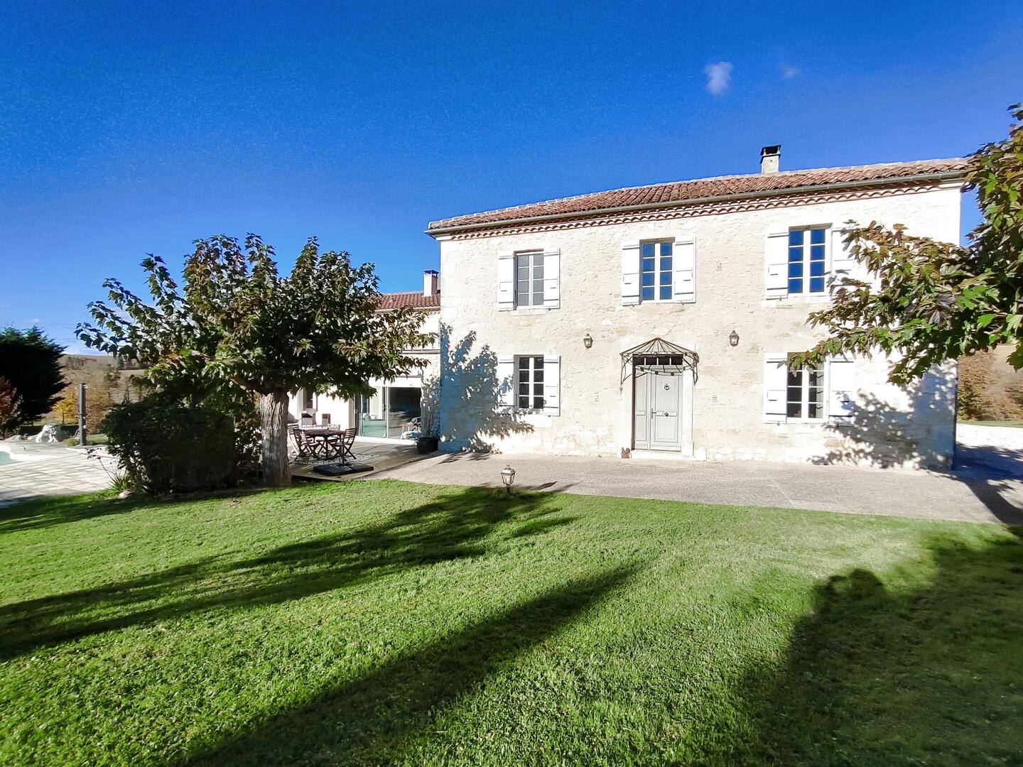 SUPERBE PROPRIETE DE CAMPAGNE AVEC PISCINE ET POSSIBILITE DE GÎTE