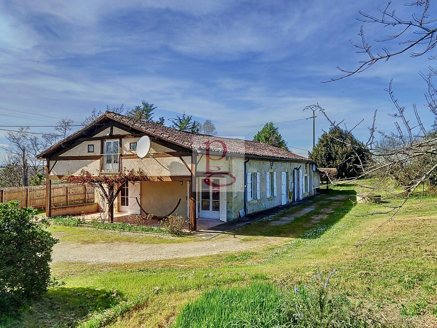 MAISON EN PIERRE DE PLAIN-PIED AVEC JARDIN CLOS de 4.450 m2 PROCHE COMMODITÉS