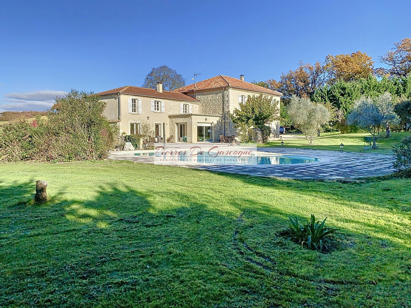 SUPERBE PROPRIETE DE CAMPAGNE AVEC PISCINE ET POSSIBILITE DE GÎTE
