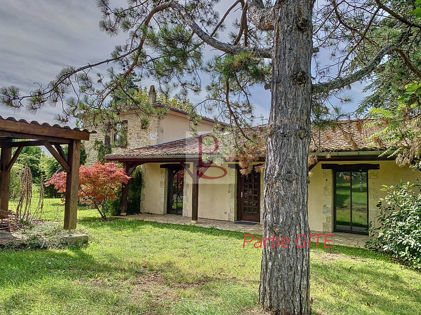 Propriété exceptionnelle avec maison principale et gîte, piscine chauffée et vaste terrain arboré. »