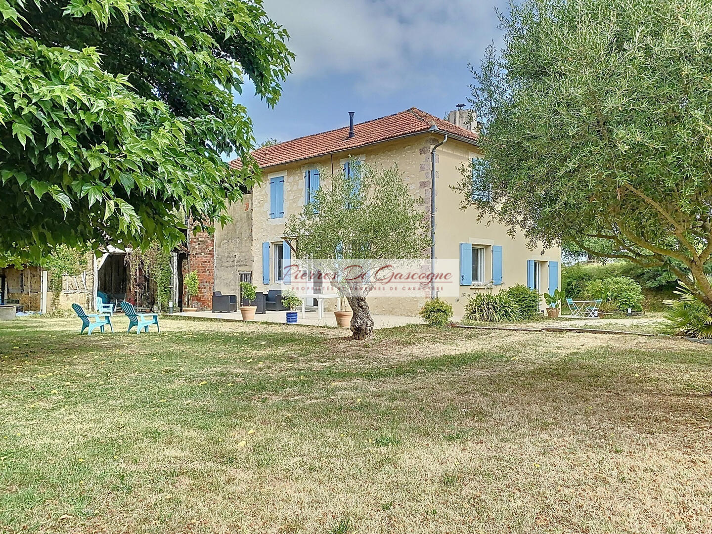 Au bout d’un petit chemin de campagne , jolie maison de campagne en pierre dans un lieu tranquille