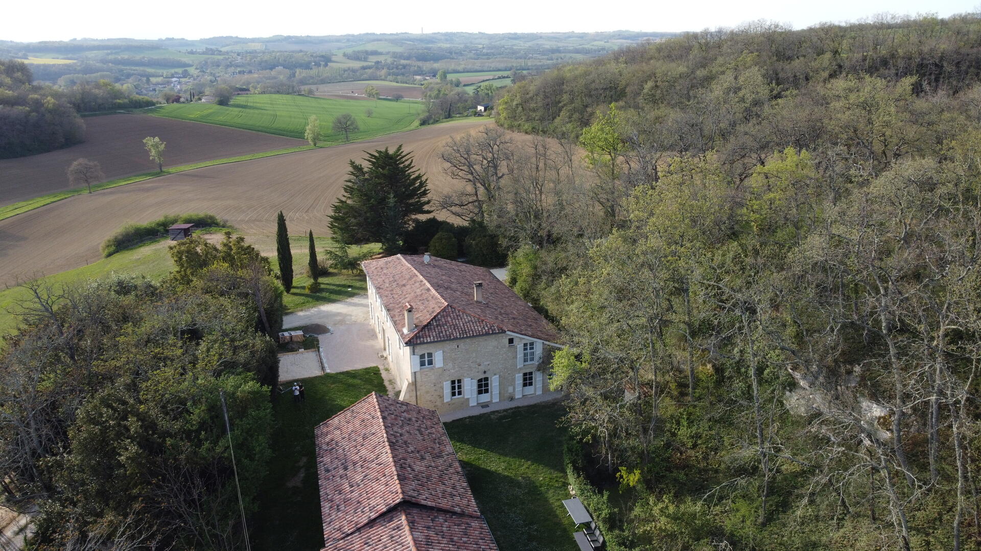 Magnifique propriété de 280 m2 habitables sur 8 Ha + dépendances, située dans un environnement d’exception