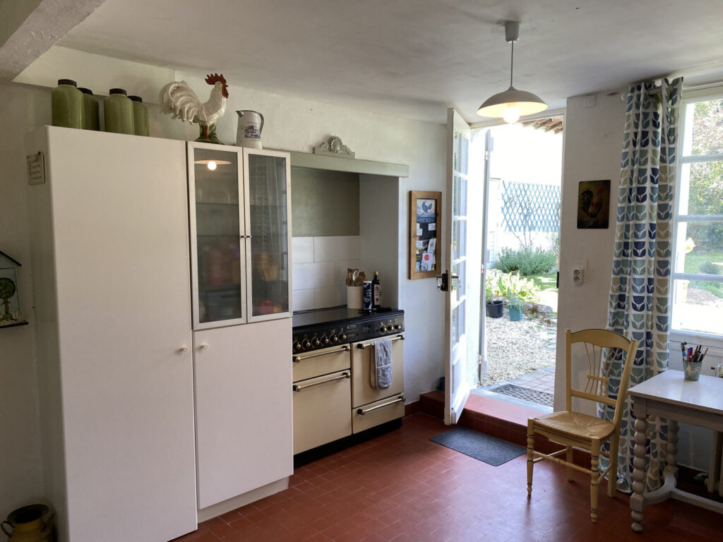 BELLE MAISON DE CARACTERE EN PIERRE AVEC PISCINE ET JARDIN