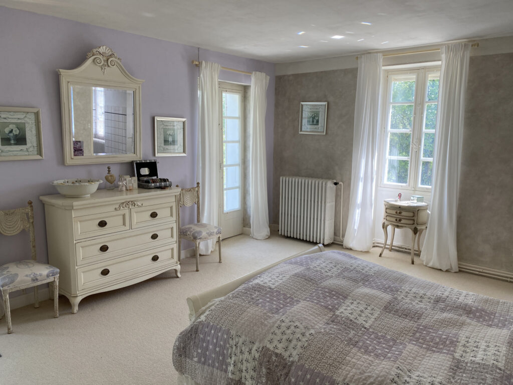 BELLE MAISON DE CARACTERE EN PIERRE AVEC PISCINE ET JARDIN