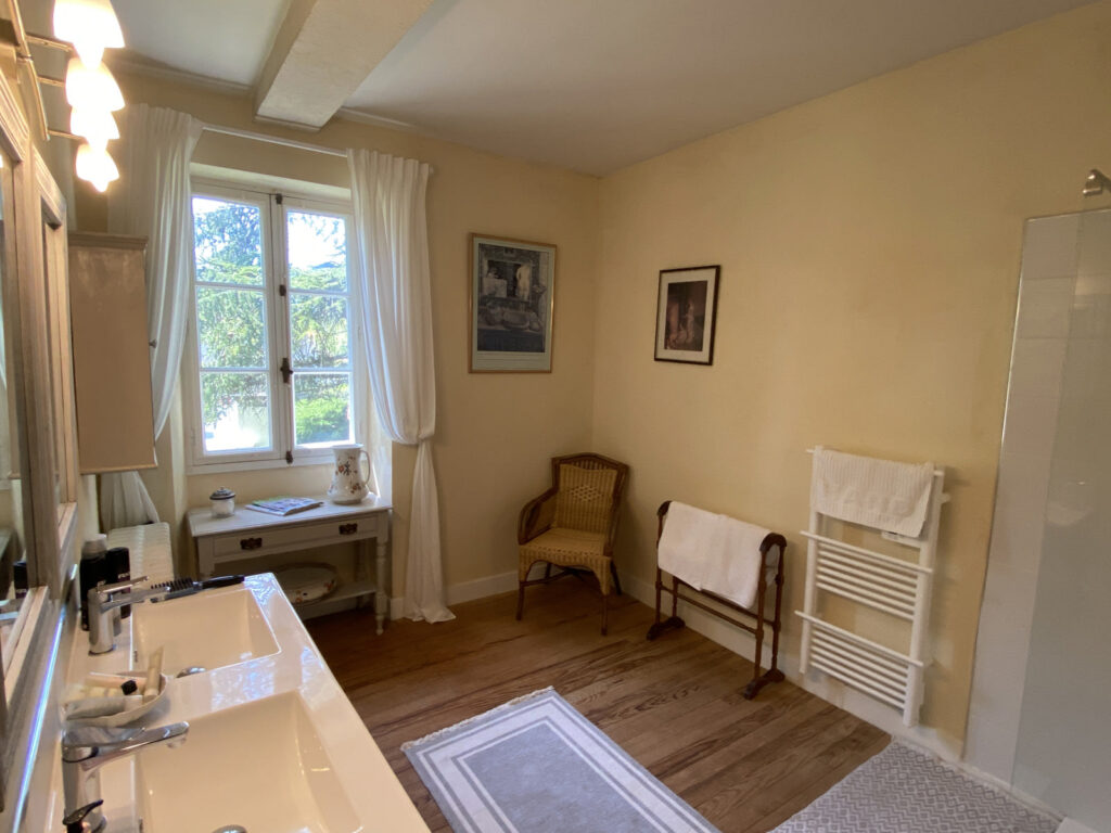 BELLE MAISON DE CARACTERE EN PIERRE AVEC PISCINE ET JARDIN