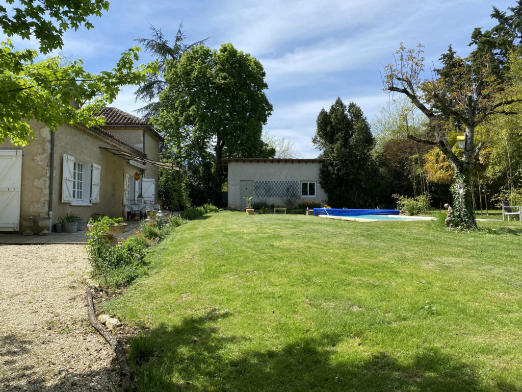 BELLE MAISON DE CARACTERE EN PIERRE AVEC PISCINE ET JARDIN