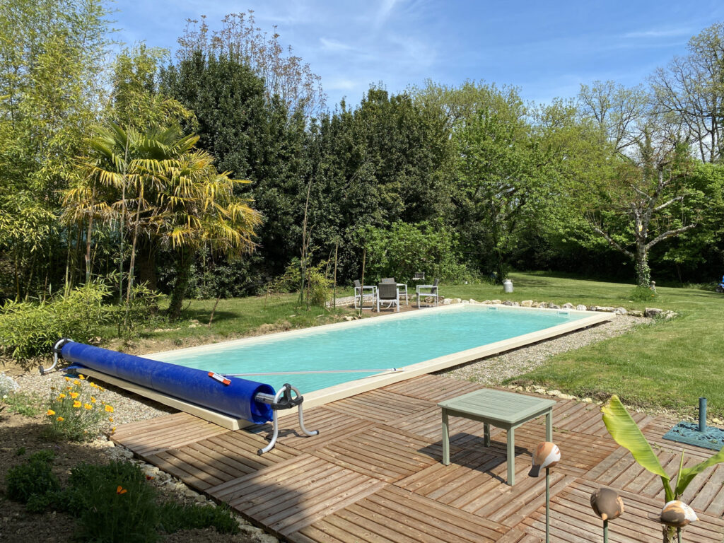 BELLE MAISON DE CARACTERE EN PIERRE AVEC PISCINE ET JARDIN