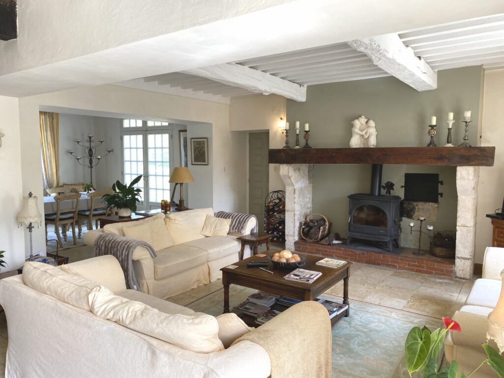 BELLE MAISON DE CARACTERE EN PIERRE AVEC PISCINE ET JARDIN