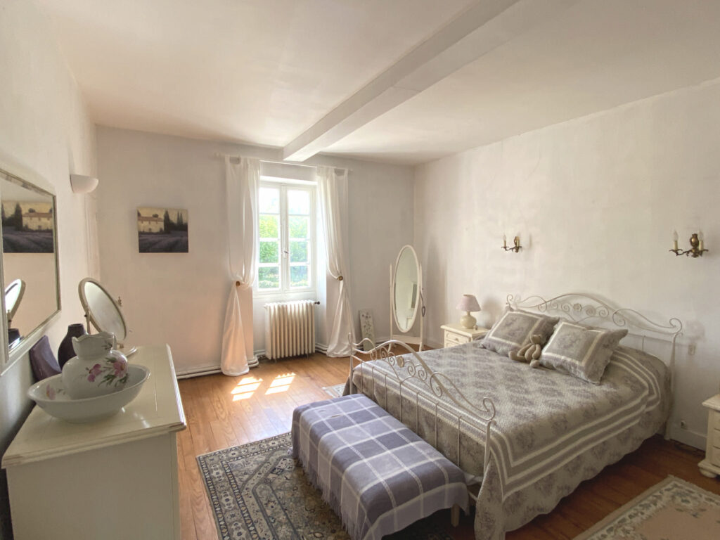 BELLE MAISON DE CARACTERE EN PIERRE AVEC PISCINE ET JARDIN