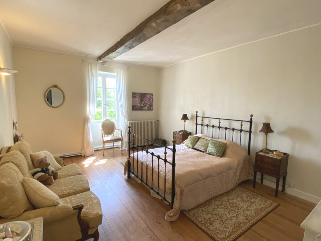 BELLE MAISON DE CARACTERE EN PIERRE AVEC PISCINE ET JARDIN