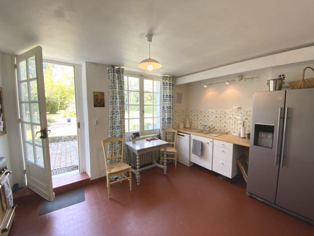 BELLE MAISON DE CARACTERE EN PIERRE AVEC PISCINE ET JARDIN