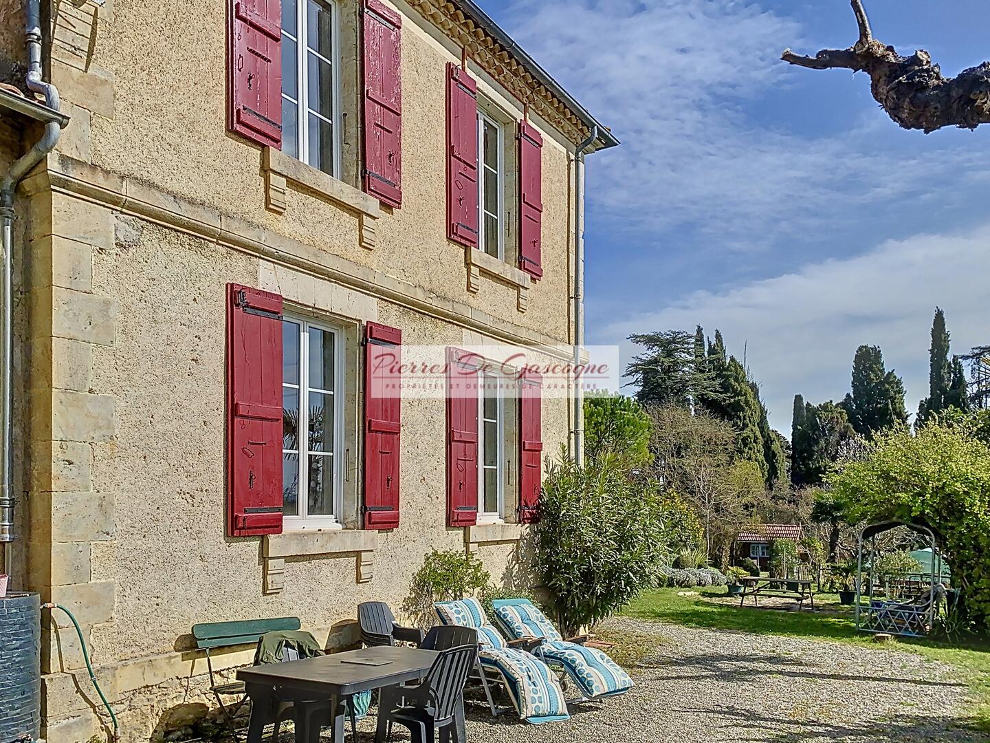 IMPOSANT PRESBYTERE SUR SON SITE DOMINANT