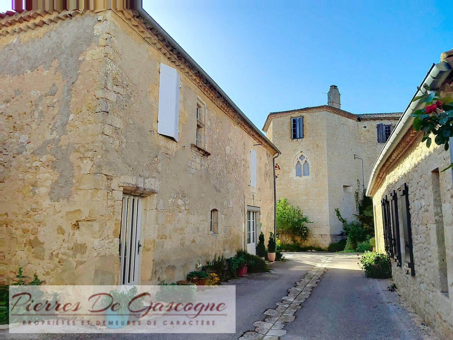 MAISON EN PIERRE RENOVEE AVEC GOUT DANS UN VILLAGE TYPIQUE