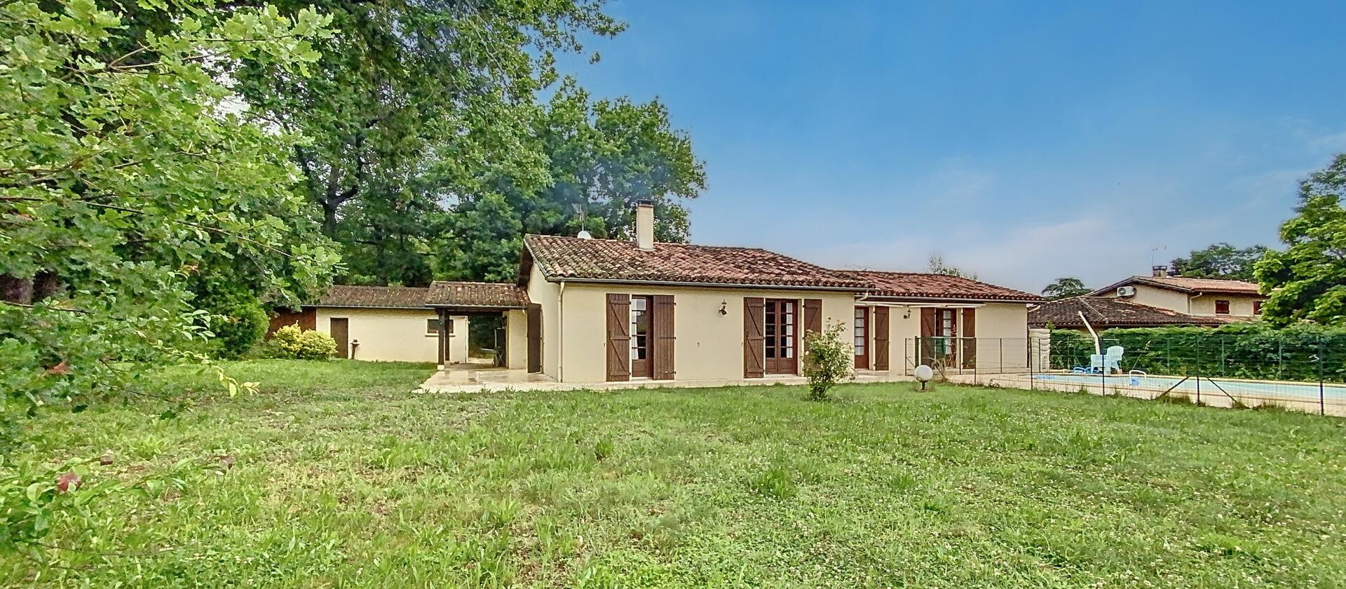 VILLA DE 5 CHAMBRES A VENDRE SUR TERRAIN CLOS DE 1534 M2 AVEC PISCINE