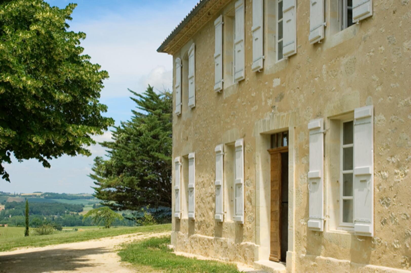 Magnifique propriété de 280 m2 habitables sur 8 Ha + dépendances, située dans un environnement d’exception