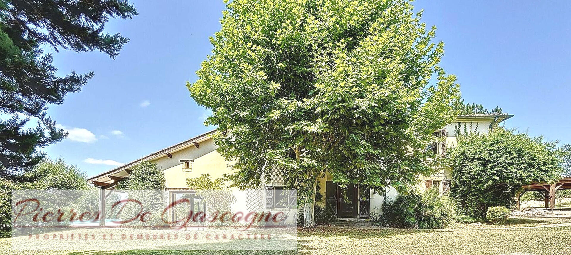 Propriété exceptionnelle avec maison principale et gîte, piscine chauffée et vaste terrain arboré. »