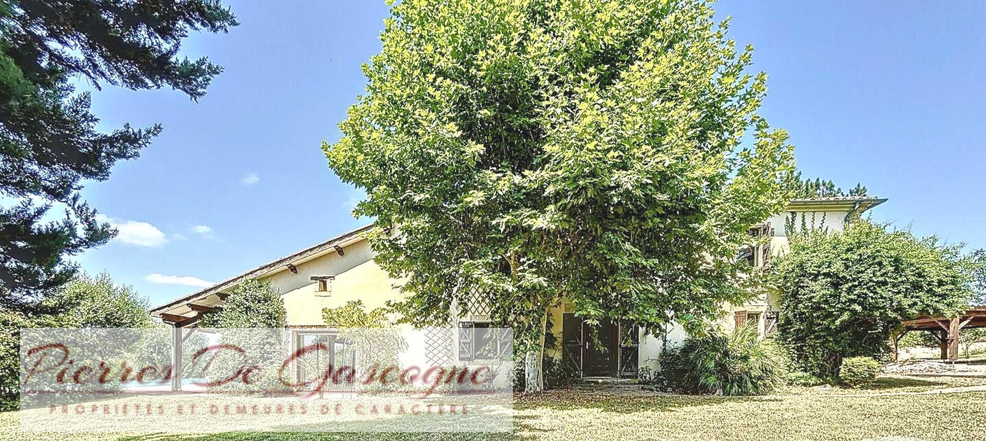 Propriété exceptionnelle avec maison principale et gîte, piscine chauffée et vaste terrain arboré. »