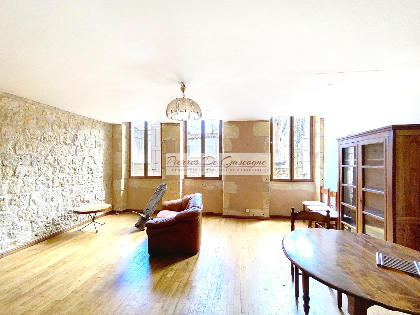 Immeuble à VIC FEZENSAC, Ville Festive, 4 appartements