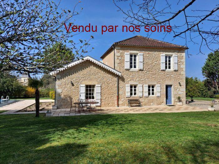 EMPLACEMENT DE CHOIX POUR CETTE BELLE MAISON PROCHE DES COMMERCES