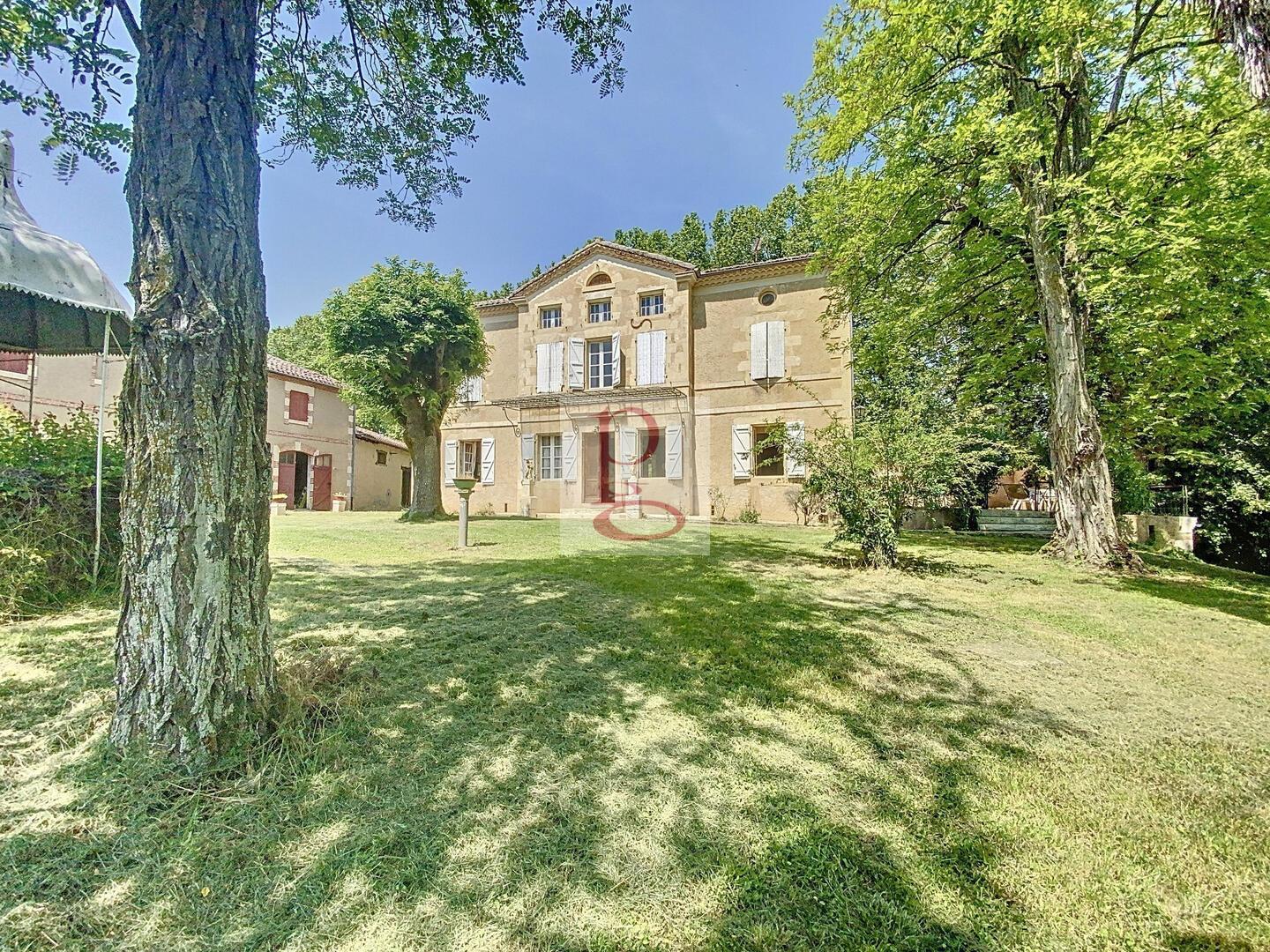 MAISON DE MAITRE AVEC DEPENDANCES AU CENTE D’UN BEAU PARC AVEC PIÈCE D’EAU
