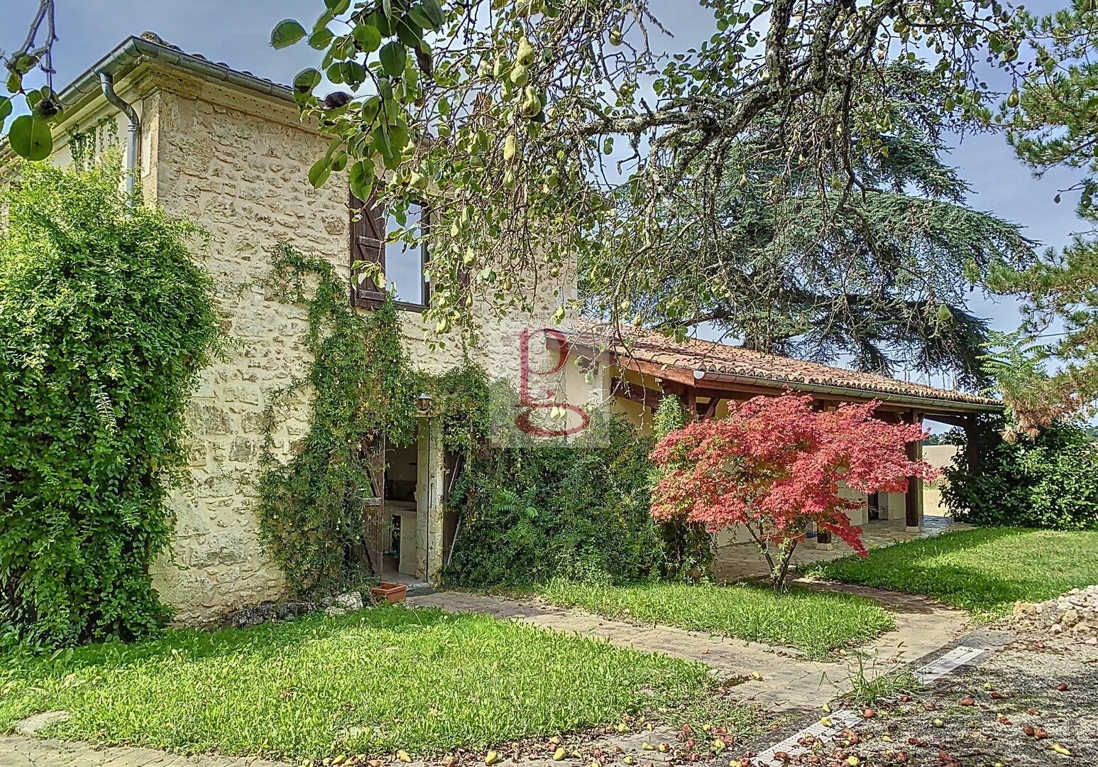 Propriété exceptionnelle avec maison principale et gîte, piscine chauffée et vaste terrain arboré. »