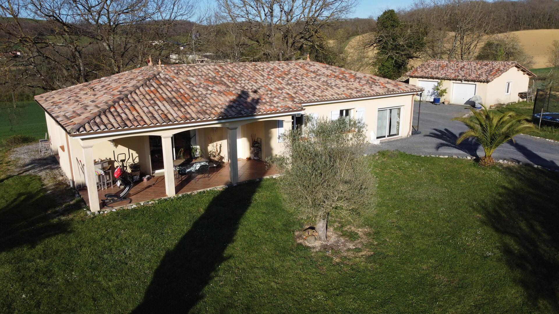 Charmante maison de campagne, moderne sur un beau jardin. 140m² habitables, 4 chambres.
