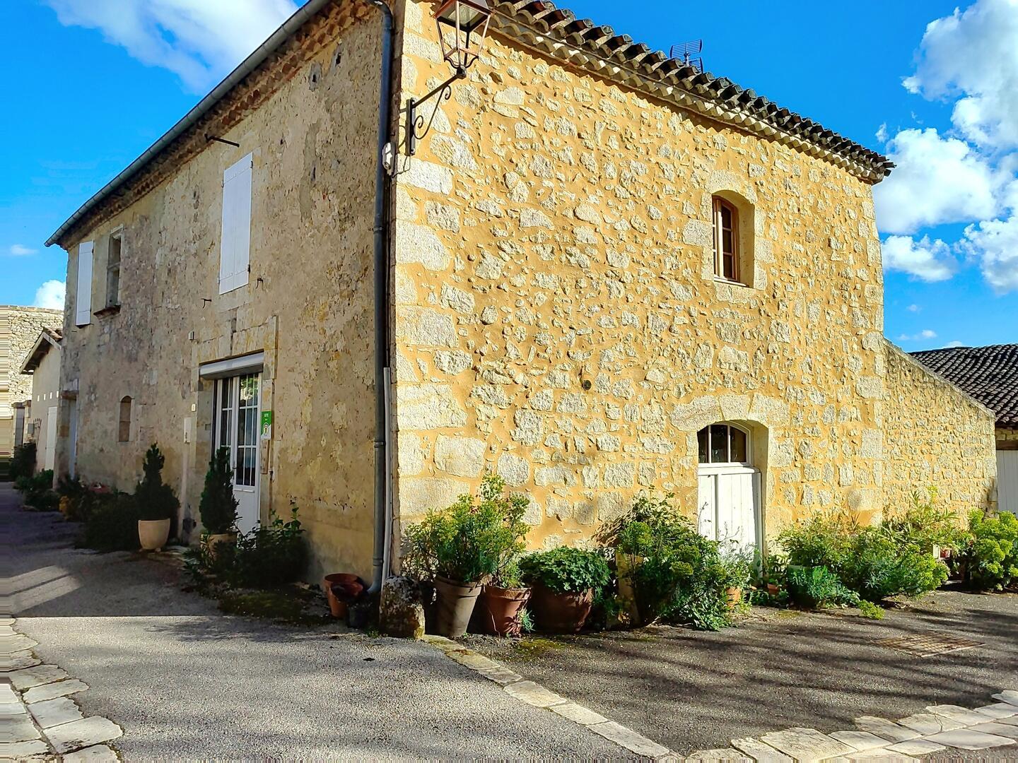MAISON EN PIERRE RENOVEE AVEC GOUT DANS UN VILLAGE TYPIQUE