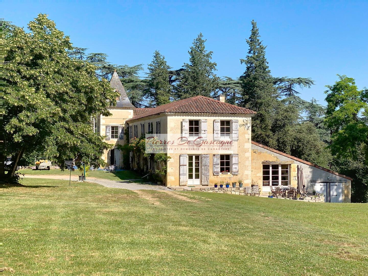 Superbe Maison de Maître avec Pigeonnier – Piscine – Dépendances – 4 HA