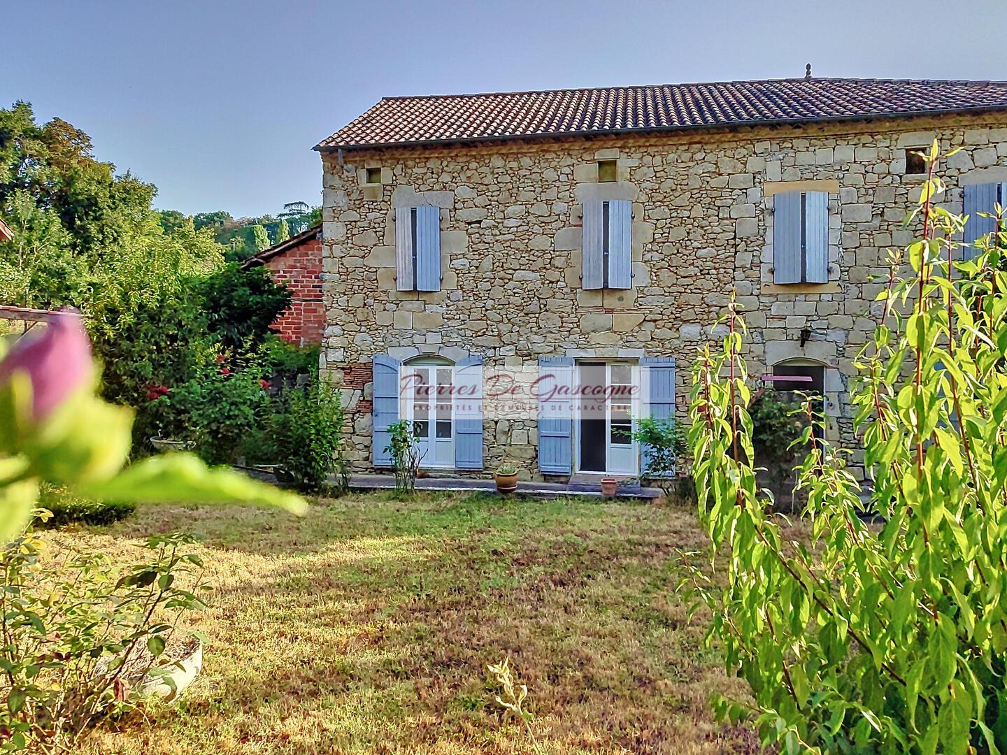 Maison de Village Rénovée 5 Chambres avec Jardin – 30 mn gare TGV Agen