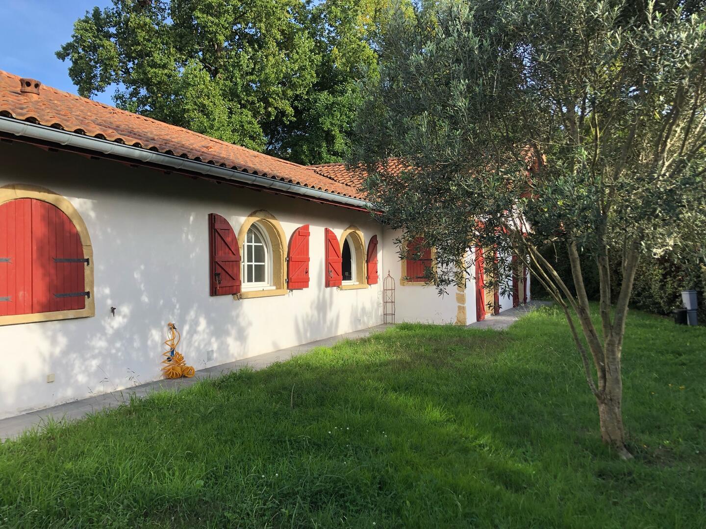 Imposante villa au Pays Basque, quartier calme, 175m², 4 chambres + 1 studio, sur 1.000m² de terrain