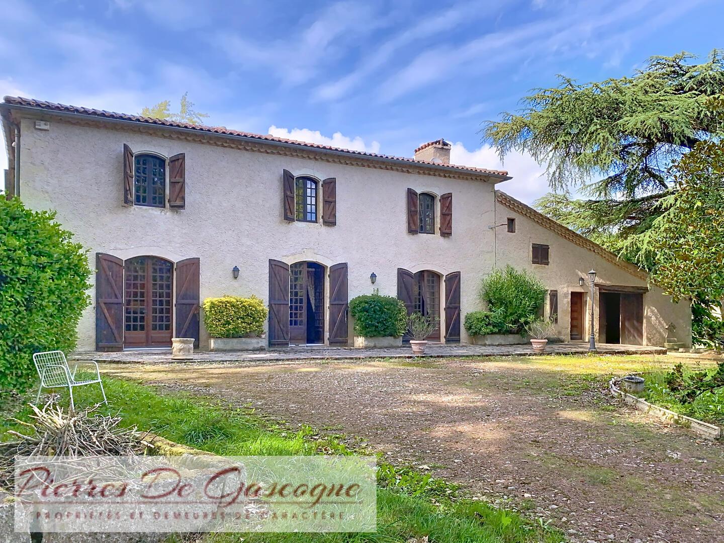 Belle propriété sur 6ha de prairies + dépendances et box