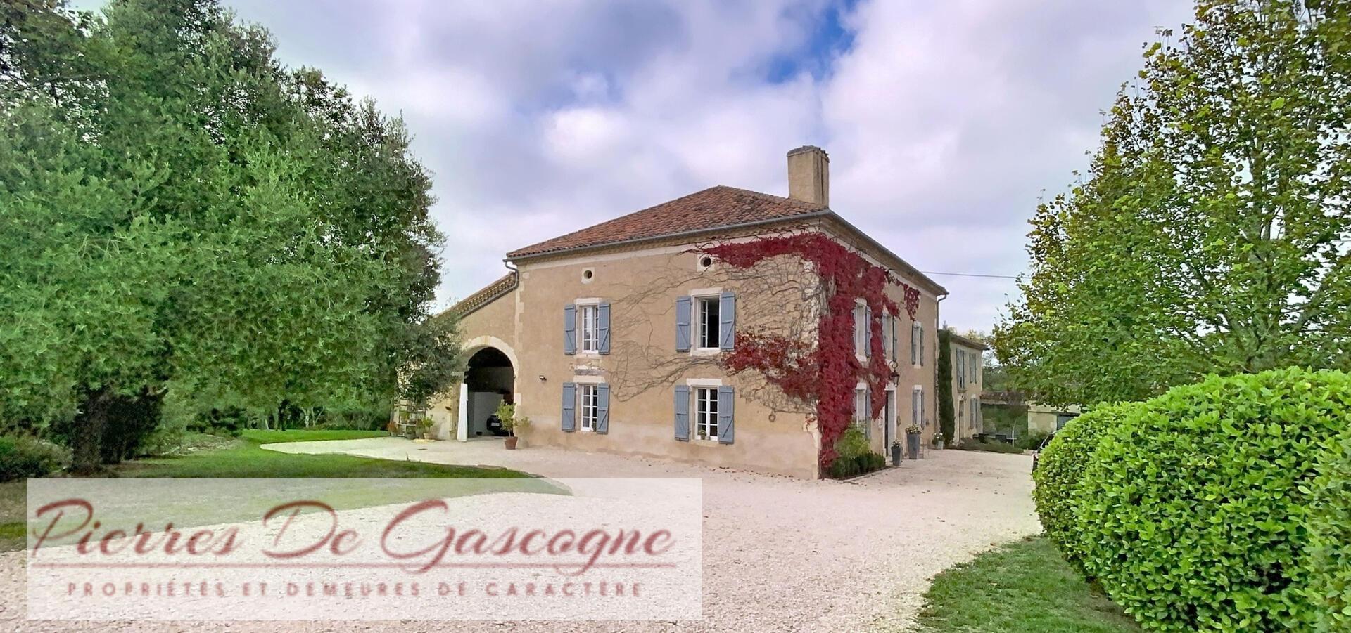 Magnifique maison de Maître et sa maison d’amis, bénéficiant d’une élégante rénovation sur 6,5 ha de terrain