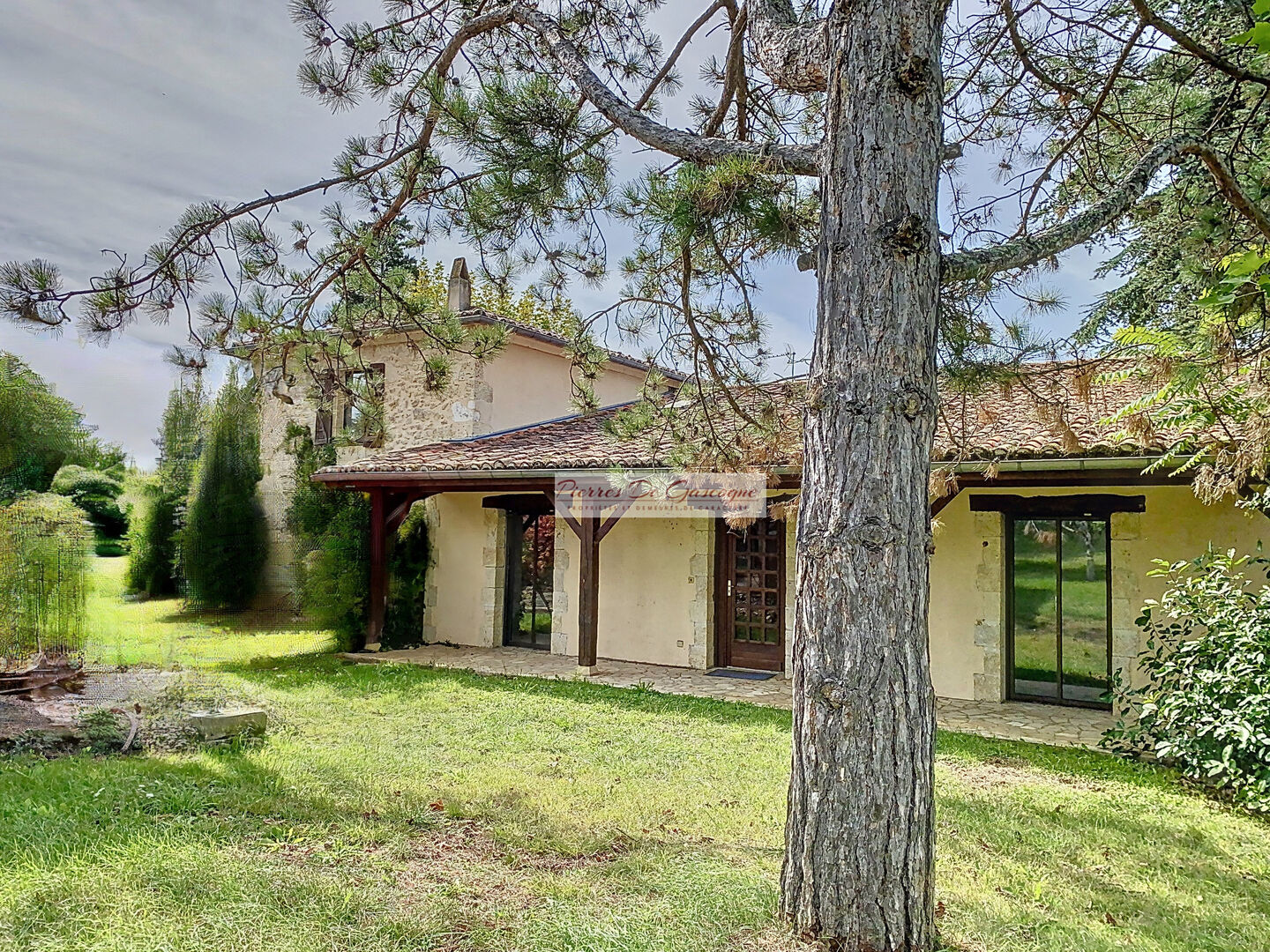 Propriété exceptionnelle avec maison principale et gîte, piscine chauffée et vaste terrain arboré. »