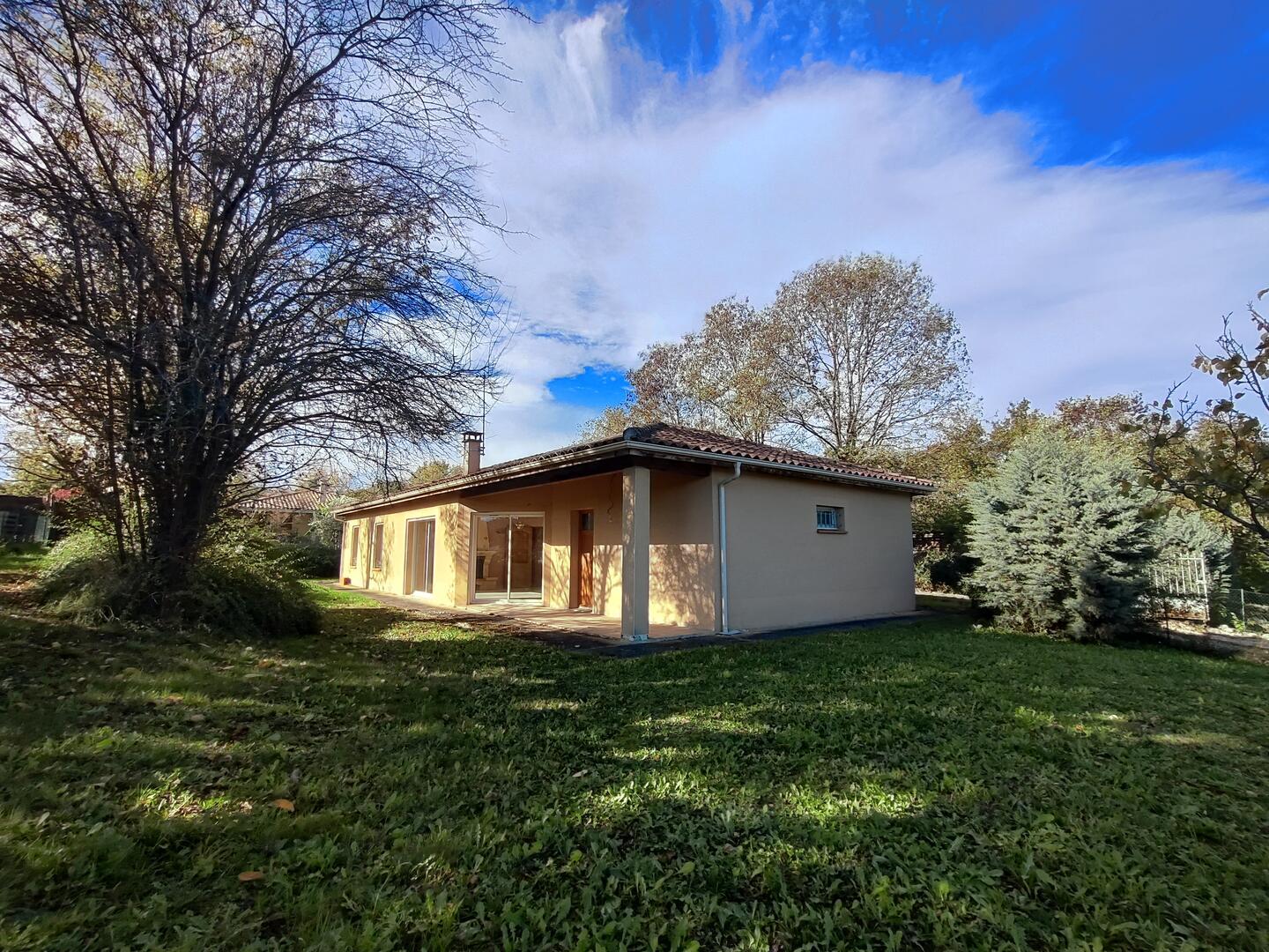 Villa à vendre à Castéra-Verduzan, terrain de 1.150m², 3 chambres, garage, terrasse, tout confort. 212 000 €.