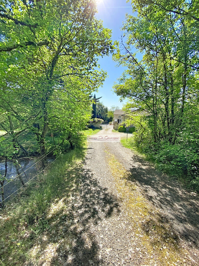GERS – Aux portes de Auch, au calme absolu, Magnifique maison mêlant charme rustique et confort moderne
