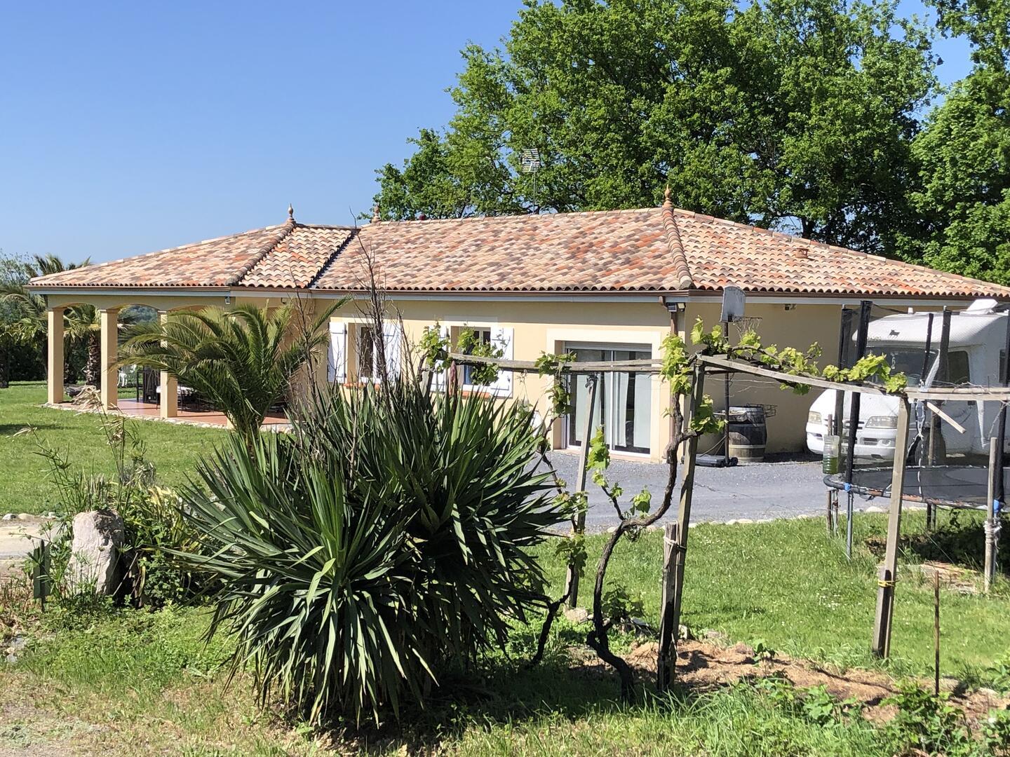Charmante maison de campagne, moderne sur un beau jardin. 140m² habitables, 4 chambres.