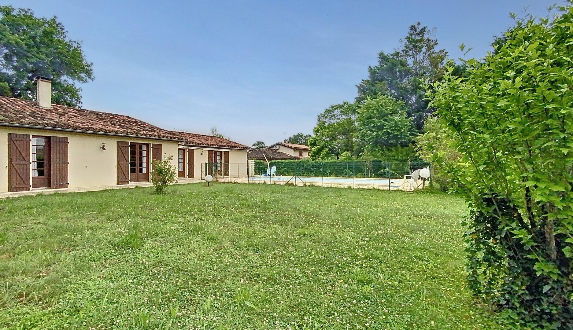 VILLA DE 5 CHAMBRES A VENDRE SUR TERRAIN CLOS DE 1534 M2 AVEC PISCINE