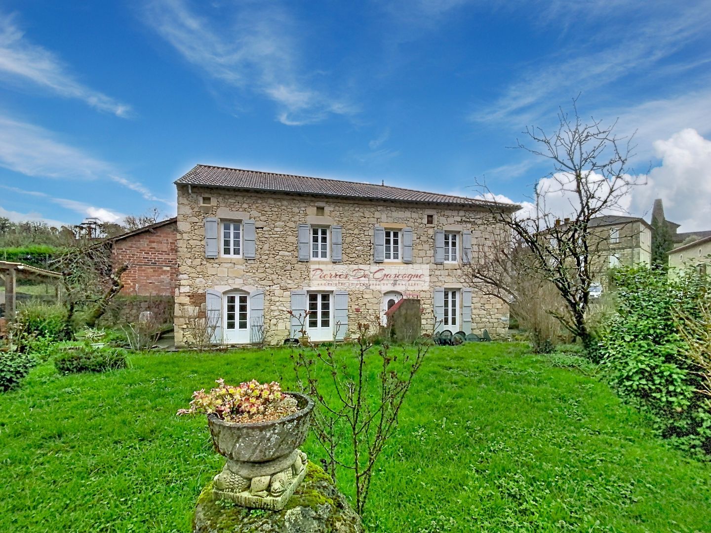 DANS UN VILLAGE CHARMANT ET AUTHENTIQUE, – 30 MINUTES TGV AGEN