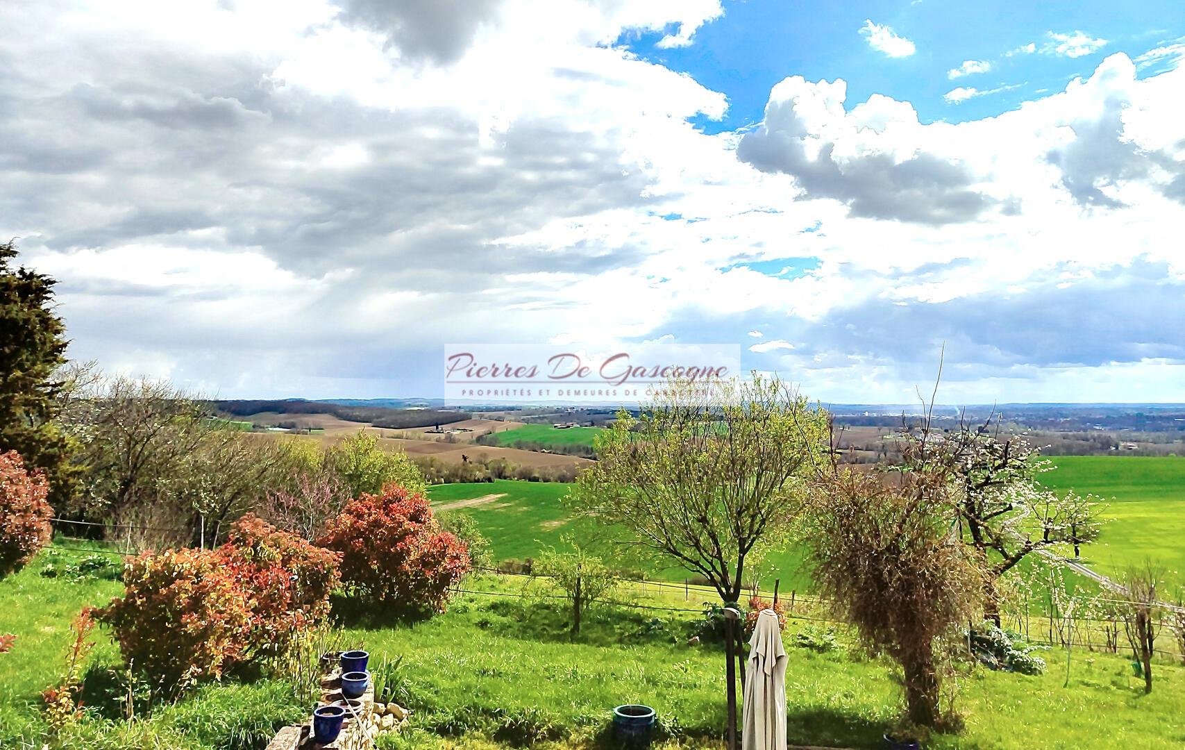 Vue imprenable sur les vallons gersois-Terrain clôturé-Proche commodités