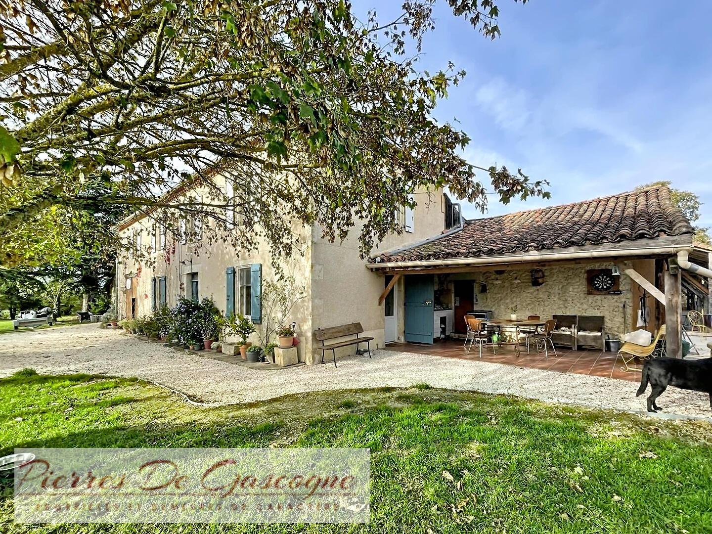 Proche CONDOM – Maison de campagne secteur CASTERA-VERDUZAN sur 10.095m² de terrain.