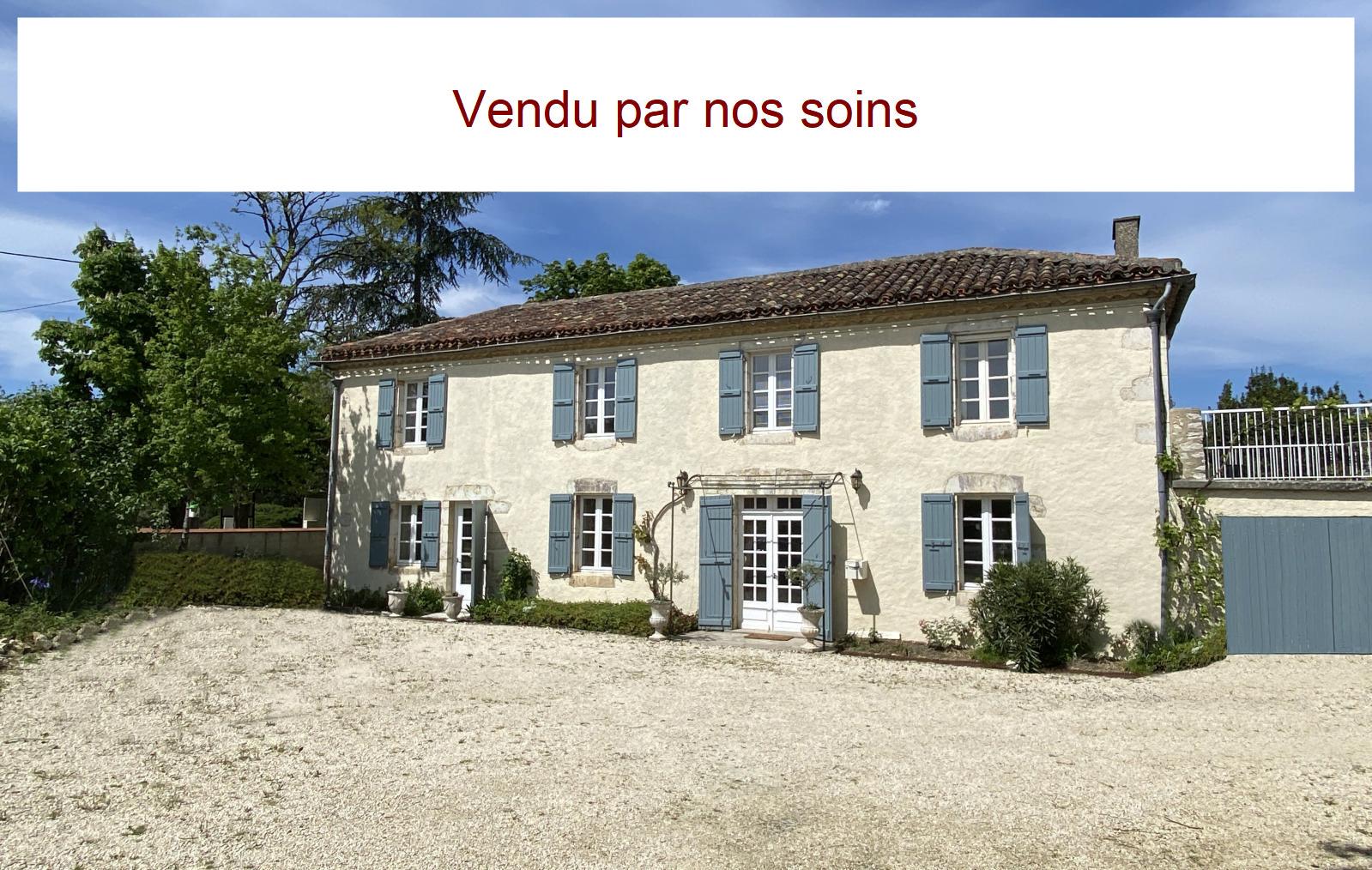 BELLE MAISON DE CARACTERE EN PIERRE AVEC PISCINE ET JARDIN